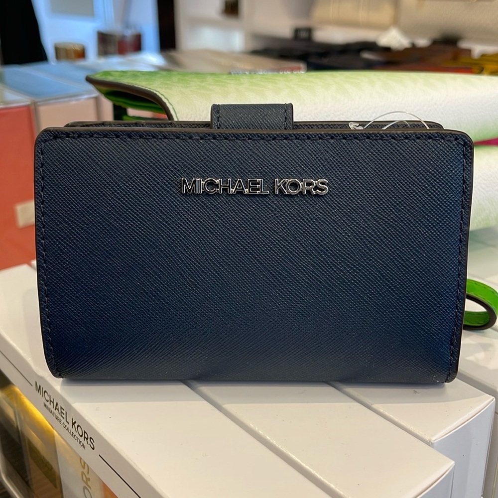 Michael Medium Crossgrain Leather Bifold Wallet
Navy
NWT - Picture 15 of 16